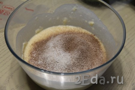 В несколько приёмов ввести просеянную муку и какао, перемешивая тесто с помощью лопатки до однородности.