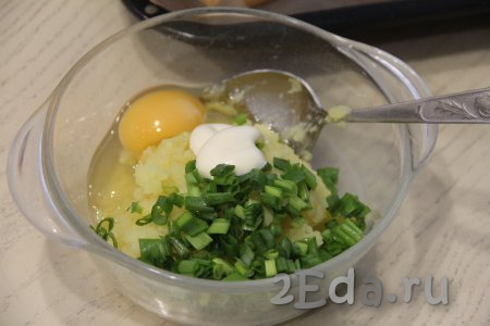 Соединить в миске картофельное пюре, мелко нарезанный зелёный лук, яйцо и майонез, если нужно, немного подсолить.
