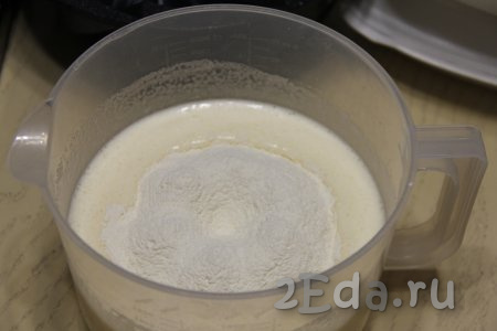Влить растительное масло и фруктовый йогурт, перемешать миксером до однородности. Всыпать разрыхлитель, частями добавить муку, перемешивая тесто для кекса лопаткой.