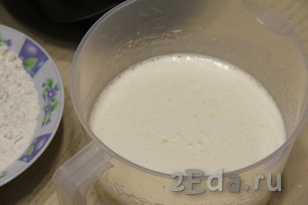 Взбить яйца с сахаром миксером в течение 6-7 минут (яичная масса должна стать светлой и достаточно пышной).