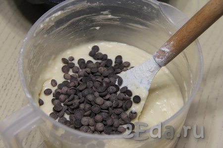 Добавить, по желанию, шоколадные капли (или промытые кипятком и обсушенные сухофрукты), вмешать их лопаткой в тесто.