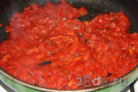 Овощи с колбасой, тушеные в томатной пасте, выложить в солянку.