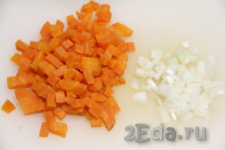 На кубики такого же размера нарезать очищенную морковь. Лук я предпочитаю нарезать достаточно мелко.