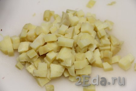Почистить и нарезать на небольшие кубики картошку.