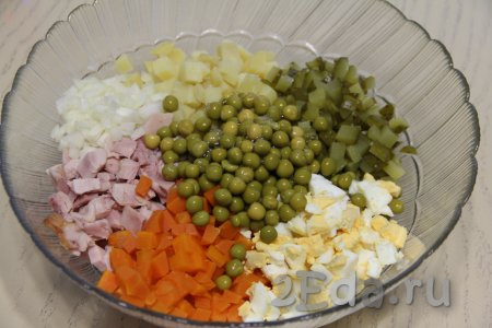 В салатнике соединить копчёное куриное мясо, картошку, яйца, морковь, лук и огурцы, добавить в салат горошек без жидкости.