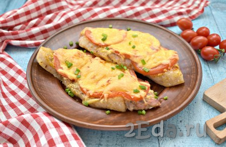 Стейки из свинины с помидорами и сыром достаём из духовки и подаём к столу. Мясо получилось сочным, нежным, с аппетитной сырной корочкой.