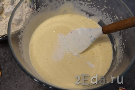 В получившуюся яичную смесь влить растительное масло и кефир, перемешать лопаткой до однородности.