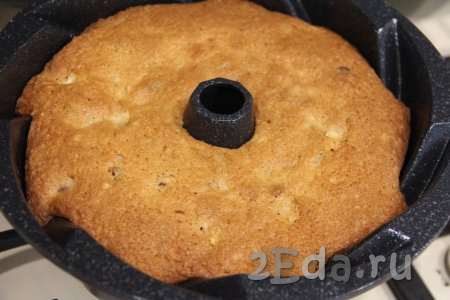 Выпекать кекс с орехами минут 45 при температуре 180 градусов. Готовность кекса проверить, проколов его сухой деревянной шпажкой (при прокалывании готового кекса на шпажке будут отсутствовать следы теста).