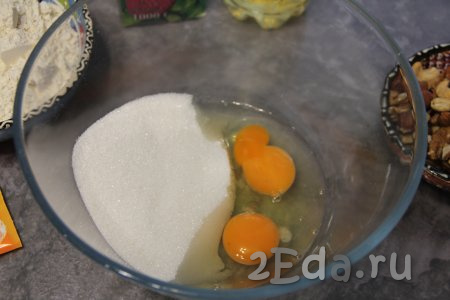 В объёмной миске соединить яйца, сахар и ванильный сахар. 