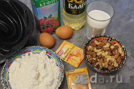 Подготовить продукты для приготовления кекса на кефире с орехами в духовке.