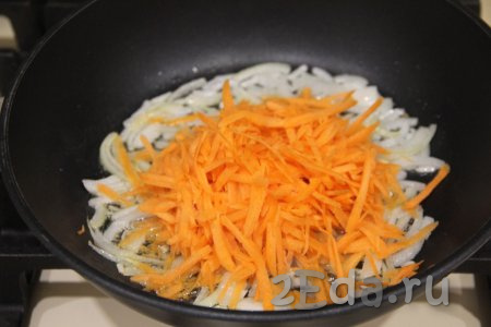 Затем добавить морковь и обжаривать овощи, время от времени перемешивая, минут 6-7 (до мягкости морковки). 