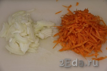 Лук нарезать на достаточно тонкие четверть кольца (или полукольца). Натереть морковь на крупной тёрке.