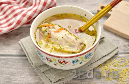 Суп, приготовленный с вермишелью и куриными крылышками, получился вкусным, аппетитным и сытным. 