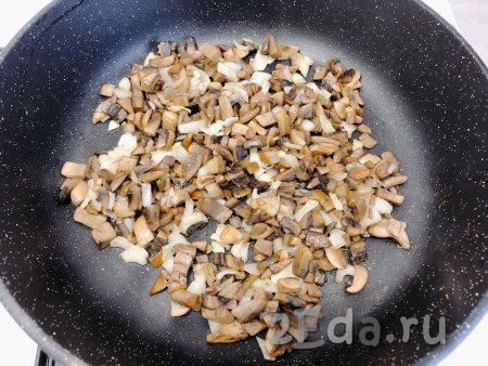 ​​​​На сковороде разогреваем растительное масло (можно добавить к нему немного сливочного масла для вкуса и аромата), затем выкладываем шампиньоны и обжариваем их на среднем огне в течение 5 минут, периодически помешивая. Затем к грибам добавляем лук и обжариваем ещё минуты 3-4 (до прозрачности лука). Снимаем грибы с луком с огня и даём им остыть.