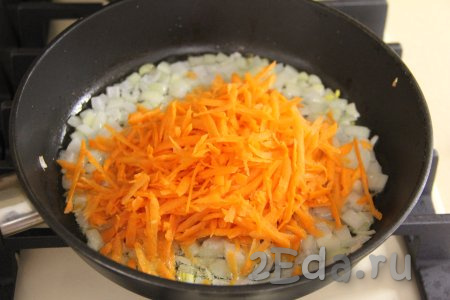 Когда лук станет достаточно мягким, добавить к нему натёртую на крупной тёрке морковку, перемешать овощи.