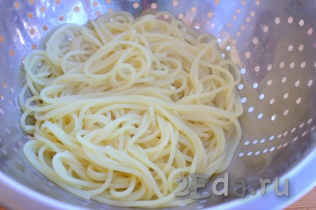 Варить спагетти до готовности (обычно на варку требуется минут 7-8, но точное время приготовления смотрите на упаковке ваших макаронных изделий), периодически перемешивая. Готовые спагетти откинуть на дуршлаг и, по желанию, промыть холодной водой (я не промывала).