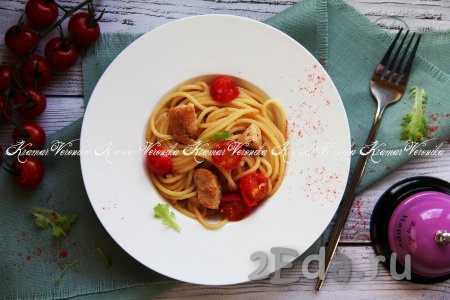 Спагетти, приготовленные с курицей и помидорами черри, подать к столу в горячем виде. Это сочное, яркое, вкусное блюдо станет отличным обедом или ужином для вас и ваших близких!