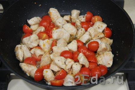Обжарить курицу с помидорами в течение 2 минут, за это время можно 1-2 раза аккуратно перемешать.