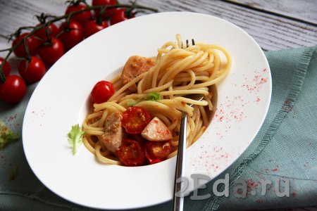 Спагетти с курицей и помидорами черри