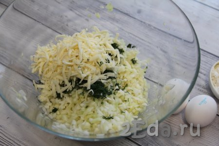 Сыр натереть на крупной тёрке и добавить к капусте.