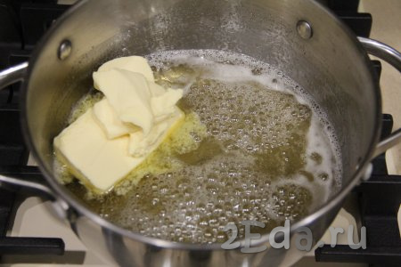 После этого добавить в кастрюлю мёд и масло, варить, перемешивая, до полного растворения масла с мёдом.