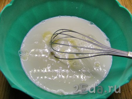 В получившуюся яичную смесь вливаем молоко и ещё раз хорошо перемешиваем венчиком (до однородности).