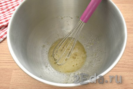 Взбиваем яйца с солью и сахаром венчиком так, чтобы получилась однородная смесь.