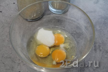 Соединить в объёмной миске яйца, соль и сахар, перемешать венчиком до получения однородной смеси.