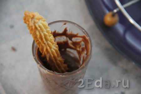 Шоколад растопить на водяной бане и влить в высокую рюмку. Окунуть палочку в шоколад на половину длины, а затем посыпать цветной посыпкой (или дроблёными орехами, или кокосовой стружкой).