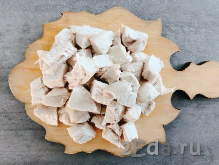 Остывшее куриное мясо нарезаем на небольшие кусочки.
