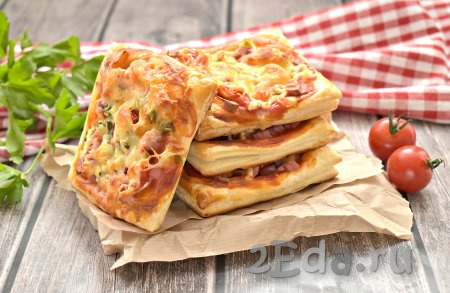 Домашние мини-пиццы, приготовленные из слоёного бездрожжевого теста, получились пышными, сочными и вкусными.