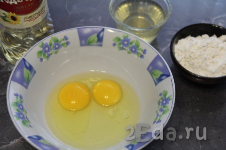 Яйца вбить в глубокую миску, перемешать яичную смесь до однородности.