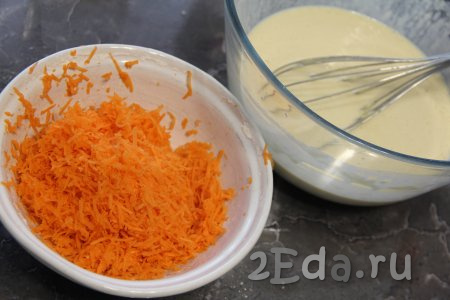 Влить оставшееся молоко и перемешать венчиком. Морковь натереть на мелкой тёрке. Для приготовления блинов потребуется 130 грамм натёртой морковки.