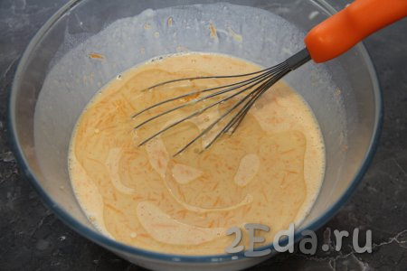Перемешать морковное тесто до однородности. Влить растительное масло, снова перемешать блинное тесто и оставить его на 10 минут "отдохнуть". Тесто получается не густым.
