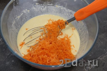 Добавить морковь в тесто.