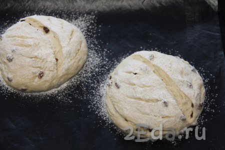 Можно на поверхности хлеба сделать разрезы с помощью ножа или лезвия. Оставить хлеб на 30 минут в тёплом месте для подъёма.