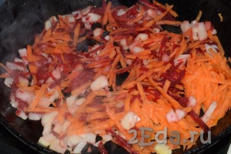 В сковороде разогреем растительное масло и добавим измельченные овощи (свеклу, морковь и лук).