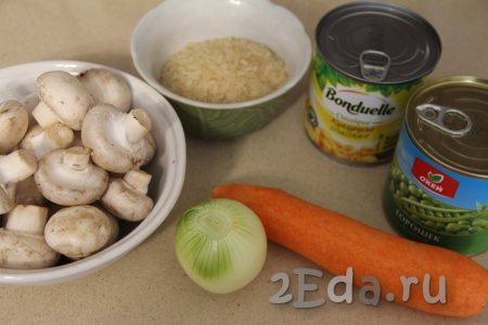 Подготовить продукты для приготовления риса с шампиньонами и овощами на сковороде. Луковицу и морковь почистить. Промыть шампиньоны водой. Промыть рис водой, дать стечь лишней жидкости.