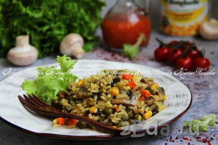 Рис с шампиньонами и овощами на сковороде