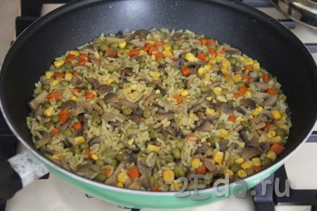 Готовить рис с грибами и овощами, накрыв сковороду крышкой, минут 25 (до полного испарения жидкости).