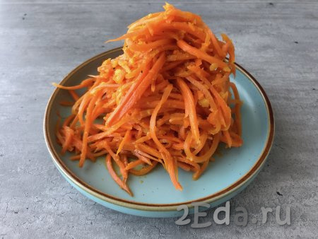 С корейской моркови сливаем жидкость (можно откинуть на дуршлаг).