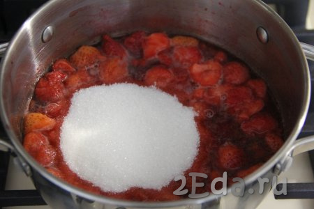 Разморозить замороженную клубнику в кастрюле и поставить на средний огонь, всыпать сахар, перемешать.