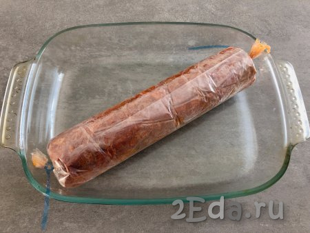 Перекладываем получившуюся колбаску в форму для запекания и отправляем в духовку, разогретую до 120 градусов, на 1,5 часа.
