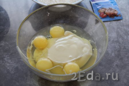 Соединить в глубокой миске яйца и сгущённое молоко.