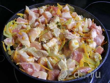 Выкладываем в сковородку с овощами нарезанную свинину, перемешиваем и обжариваем минут 15 (кусочки свинины должны изменить цвет и стать светлыми), периодически помешивая.