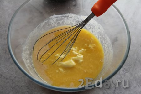 Растопить сливочное масло (растопленное масло должно быть тёплым, но не горячим), добавить в миску, перемешать.