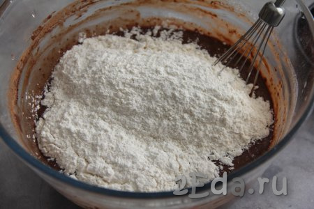Добавить соль, частями начать всыпать просеянную муку, перемешивая тесто сначала венчиком (или ложкой). 