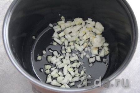 Почистить луковицу и морковь. Влить в чашу мультиварки растительное масло и включить режим "Жарка". Выложить в чашу мультиварки мелко нарезанный лук и обжарить его в течение 3 минут, периодически перемешивая.