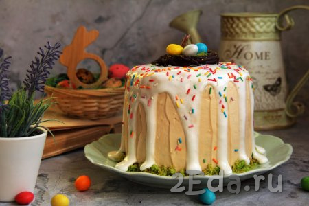 Украсить торт по желанию, чтобы он напоминал пасхальный кулич (я украсила кондитерской посыпкой и цветными конфетками).
