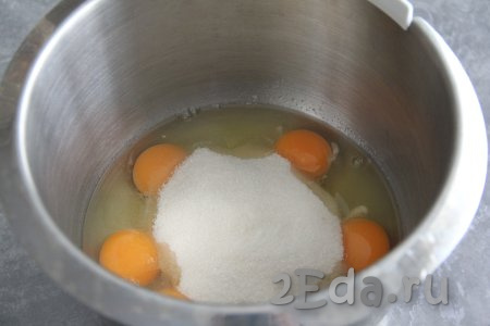 Прежде всего испечём бисквит, для этого в чашу миксера (или посуду, в которой удобно будет взбивать миксером) выложить яйца и сахар.